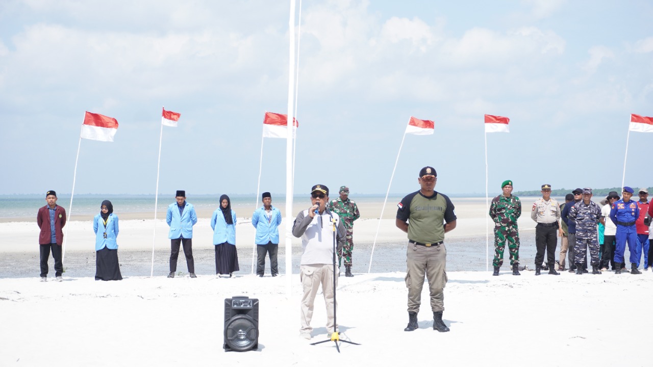 Sambut Kemerdekaan RI Ke 77, Pemcam Rupat Utara Kibarkan Bendera Merah Putih di Pulau Beting Aceh