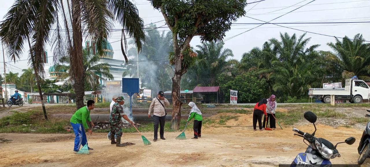 Babinsa Gotong Royong Bersama Masyarakat