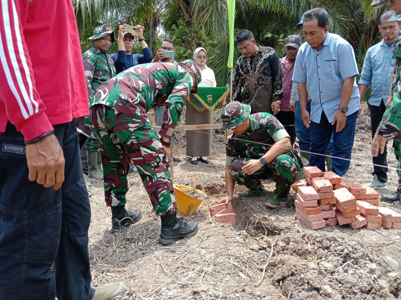 Dandim 0320/Dumai Melaksanakan Peletakan Batu  Pertama Untuk Sekolah Jauh Bantuan Danrem 031/WB