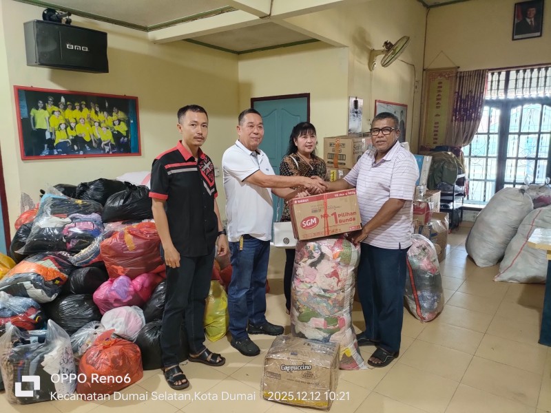 Peduli Sesama, IPKTB - Dumai Serahkan Bantuan ke Hikmah - Dumai
