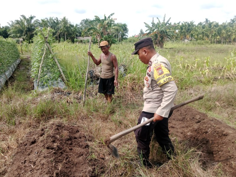 Untuk Mendukung Program Ketahanan Pangan Polsek Sungai Sembilan Siapkan Lahan Seluas Setengah Hektar