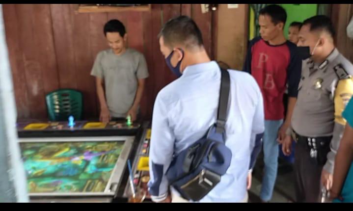 Dua Pelaku Judi Ikan Di Bagan Sinembah Cokok Polisi Sedang Asik Bermain Judi