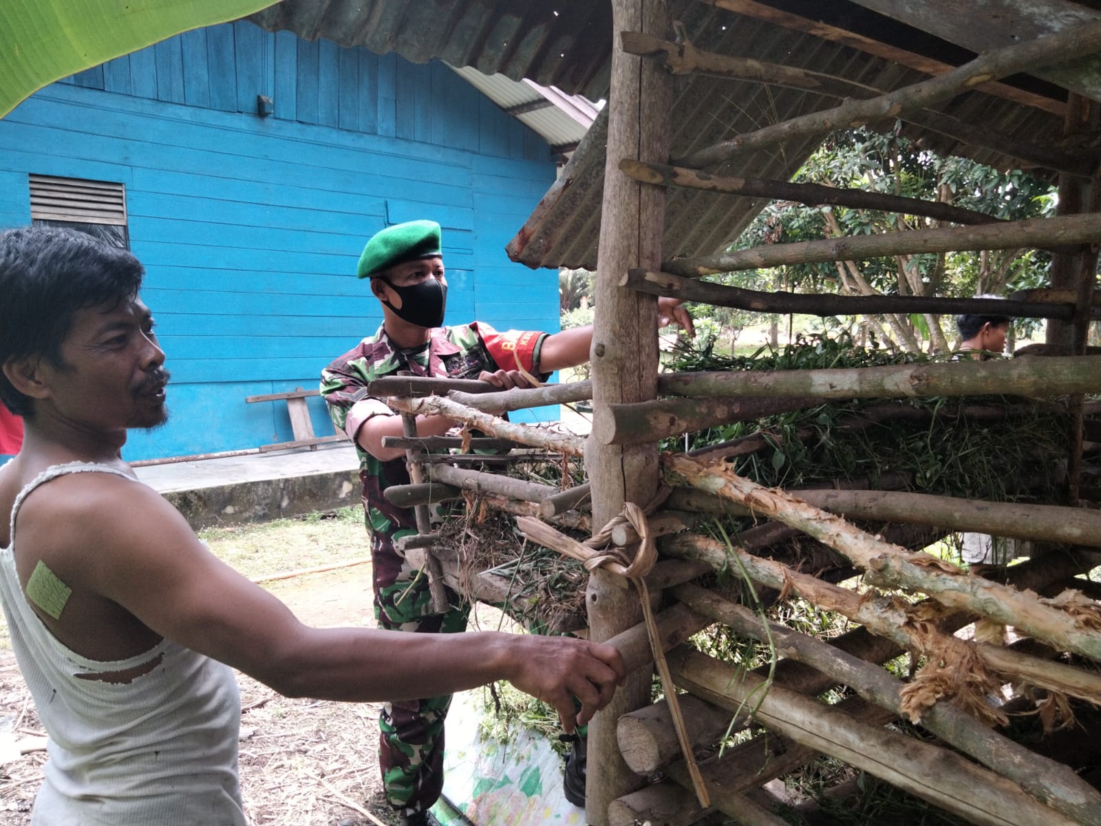 Babinsa STDI Sambangi Peternak Kambing Cegah PMK