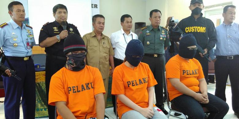 Tiga Warga Malaysia Ditangkap, Bawa 1,9 Kg Sabu di Celana Dalam
