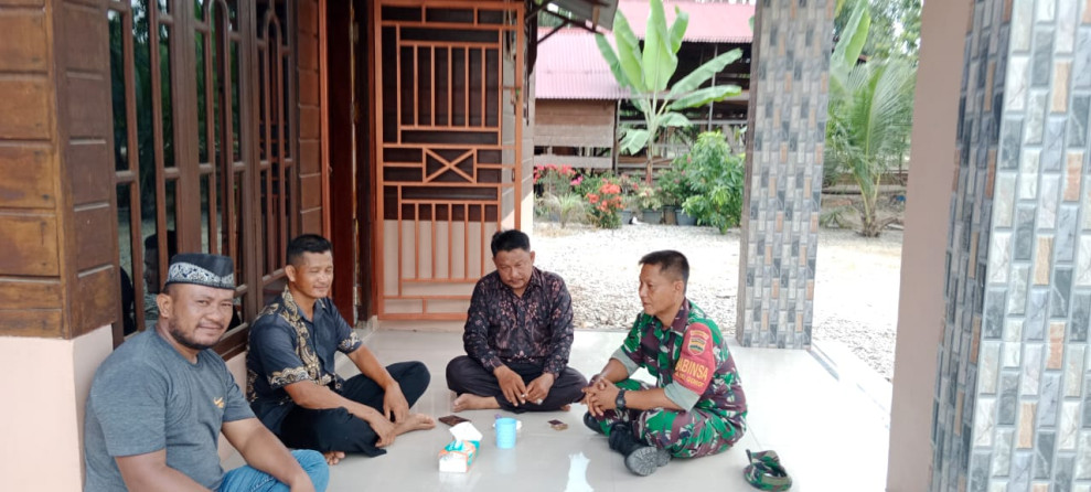 Babinsa Koramil 03 Sungai Sembilan Adakan Komsos dengan Tokoh Pemuda dan Masyarakat