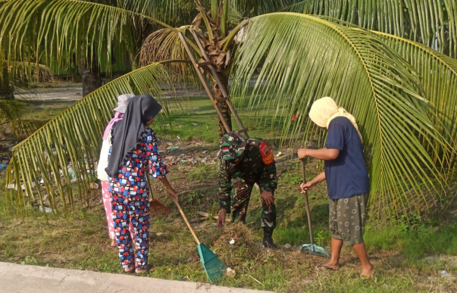 Babinsa Batu Tritip Bersama Masyarakat Laksanakan Gotong Royong