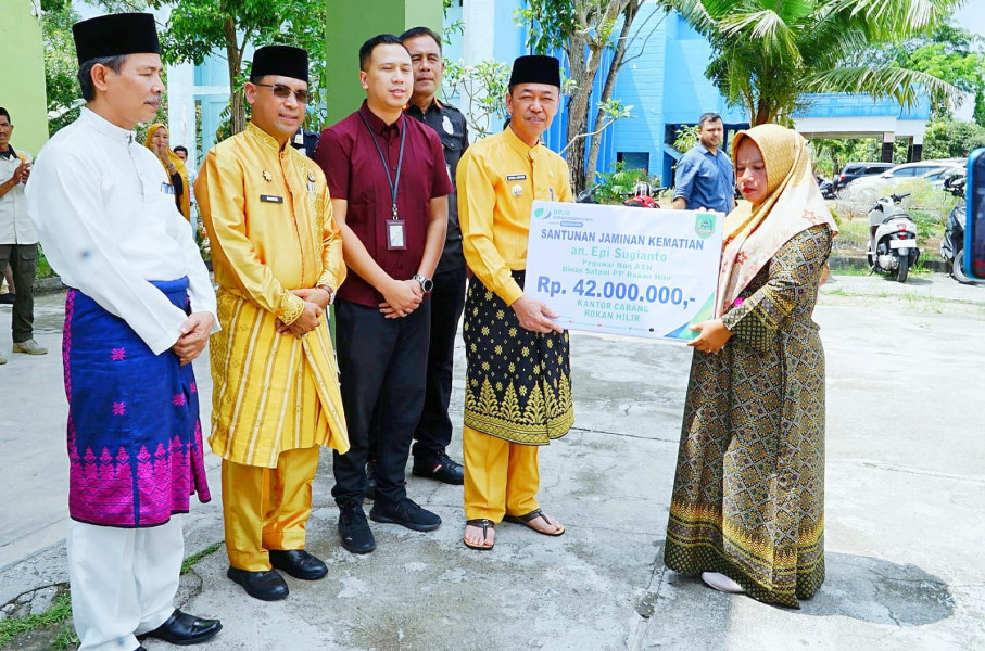 Bupati Rohil Serahkan Santunan BPJS Kepada Almarhum Pegawai Satpol PP