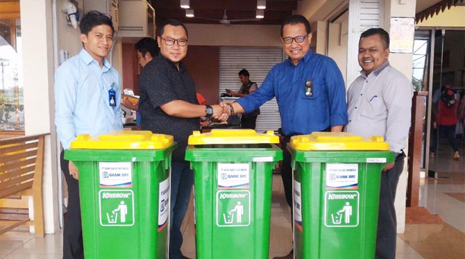BRI Cabang Pasir Pengaraian Serahkan Bantuan Tong Sampah ke Pasar Modern