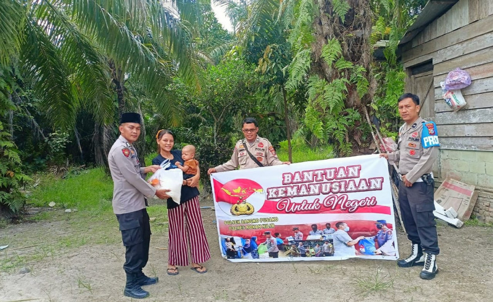 Bulan Ramadhan, Polsek Bangko Polres Rohil Bagikan Sembako Kepada Warga Kurang Mampu