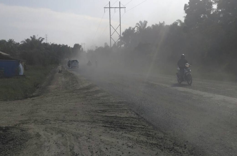 Masyarakat Keluhkan Kondisi Jalan KM 13 Kulim Berdebu