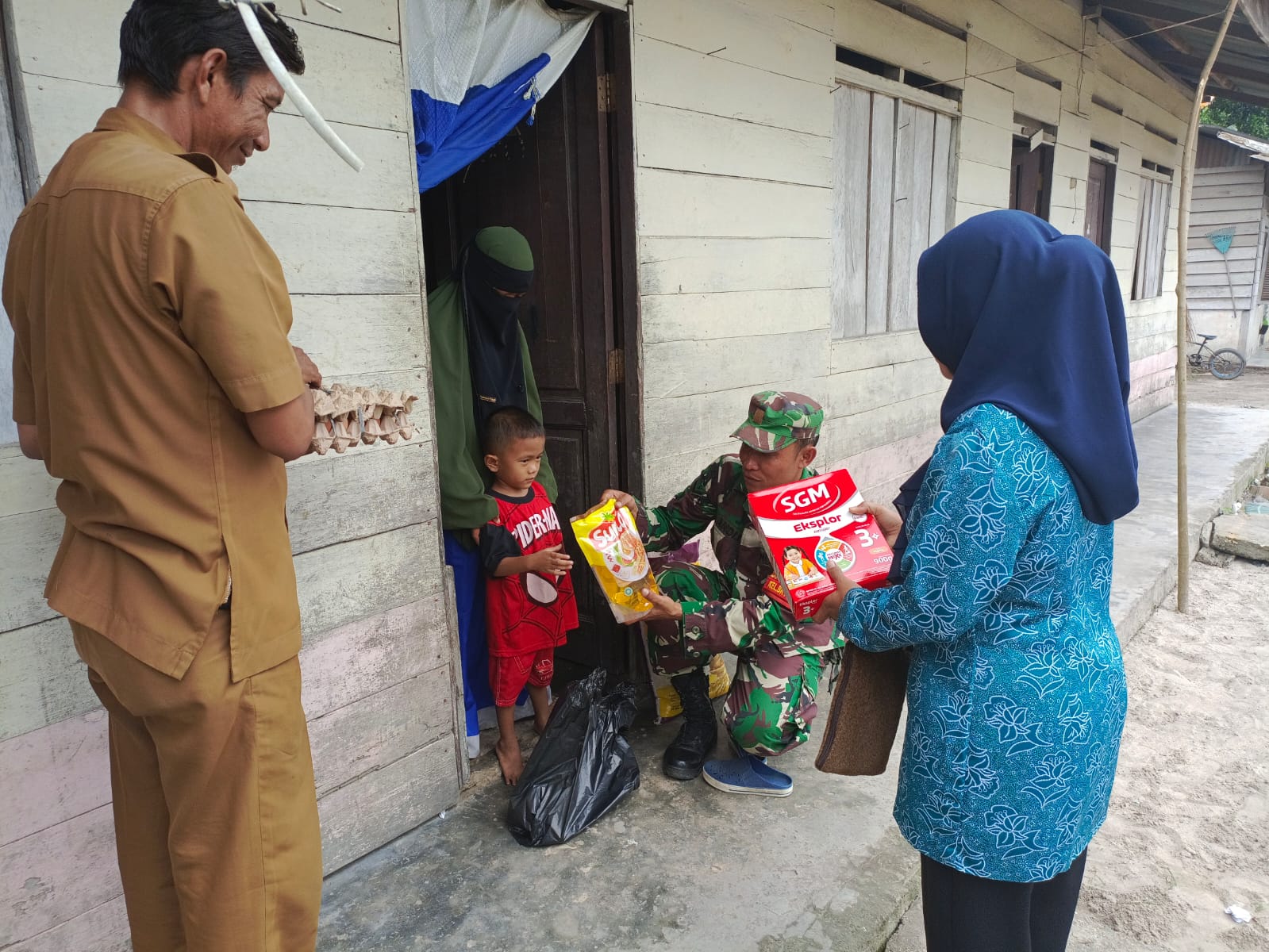 Babinsa Serahkan Bantu Cegah Stunting Kepada Hendafa