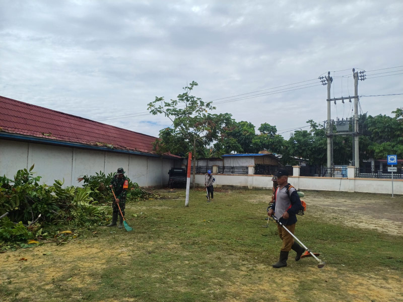 Babinsa Koramil 02/BK dan Warga Gelar Gotong Royong Jumat Bersih di Gurun Panjang