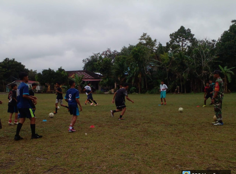 Jelang Pertandingan Sepak Bola di Korem 031/WB, Babinsa Lakukan Pelatihan