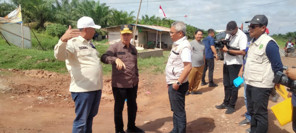 Gubri H Syamsuar Tinjau Pembangunan Jalan Pesisir Rohil