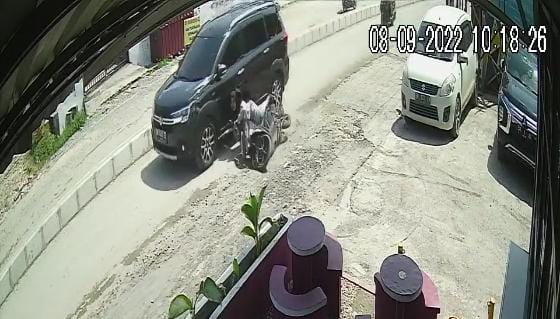 Minibus Mitsubushi Pajero Hitam Serempet Pemotor di Jalan Desa Harapan Duri