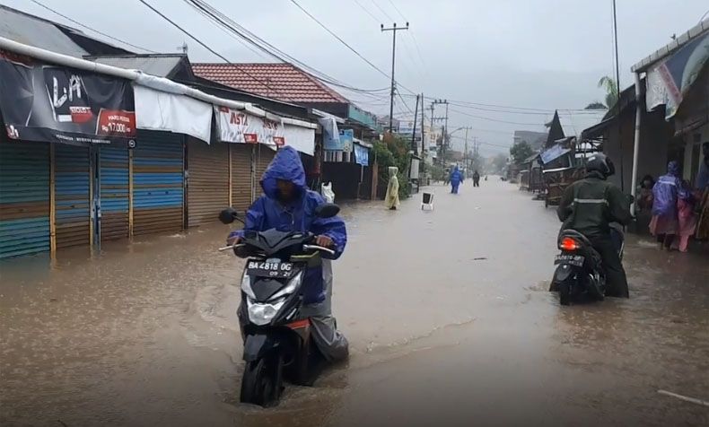 Kebanjiran, Warga Padang Ramai-Ramai Mengungsi ke Warung