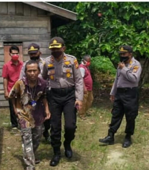 Pengemis Tua Di Sintong, Mendapat Berkah Dari Polres Rohil