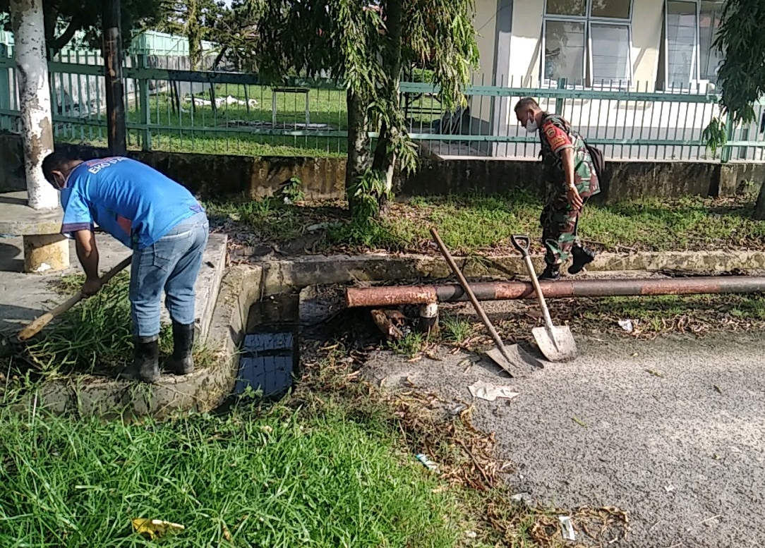 Peltu Wawan dan Masyarakat Melaksanakan Pembersihan Lingkungan Cegah Penyakit