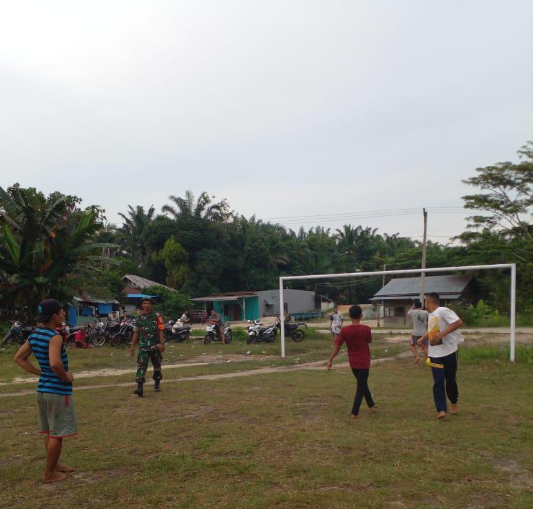 Bina Pemuda, Serda Sugiarto Laksanakan Pelatihan Sepak Bola