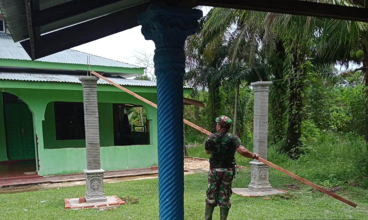 Babinsa Bangun Gazebo Mushola Bersama Masyarakat
