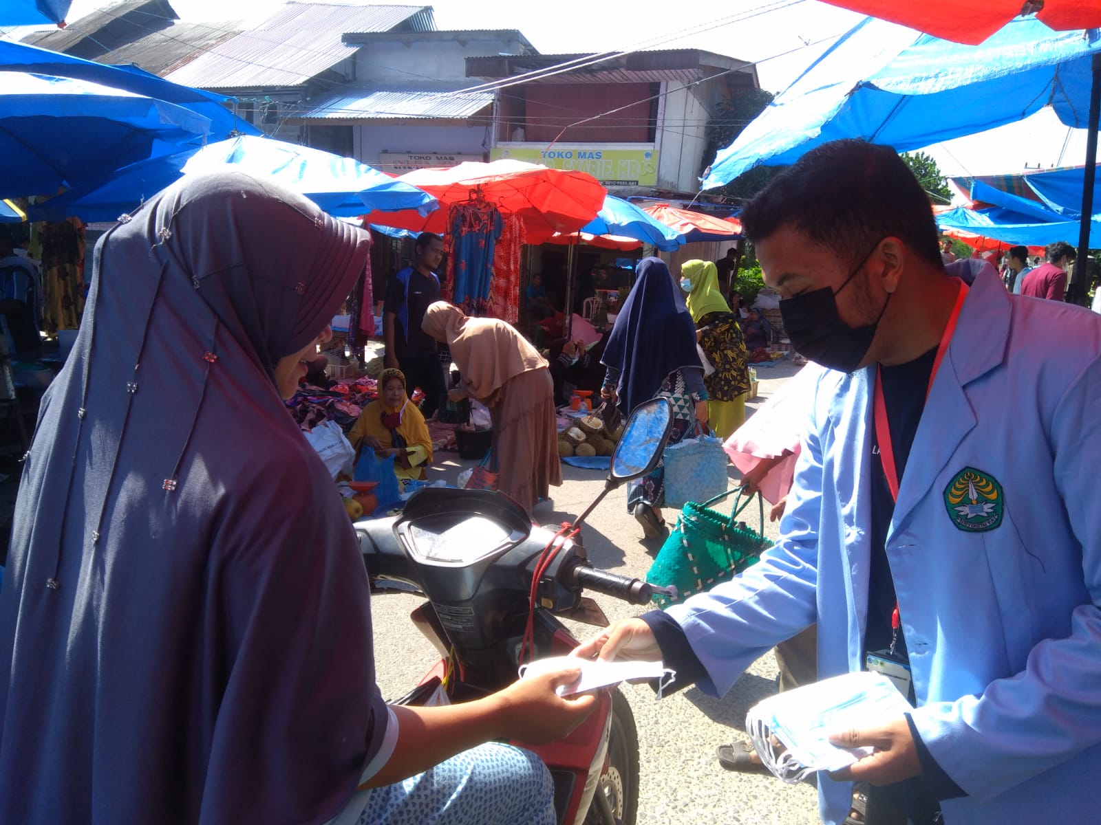 Mahasiswa Kukerta Integrasi Abdimas Padang Mutung UNRI Bagikan Masker Gratis di Pasar Rumbio, Kampar