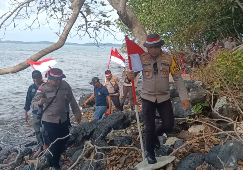 Polisi Kibarkan Bendara Merah Putih di Pulau Terluar Wilayah Kabupaten Bintan