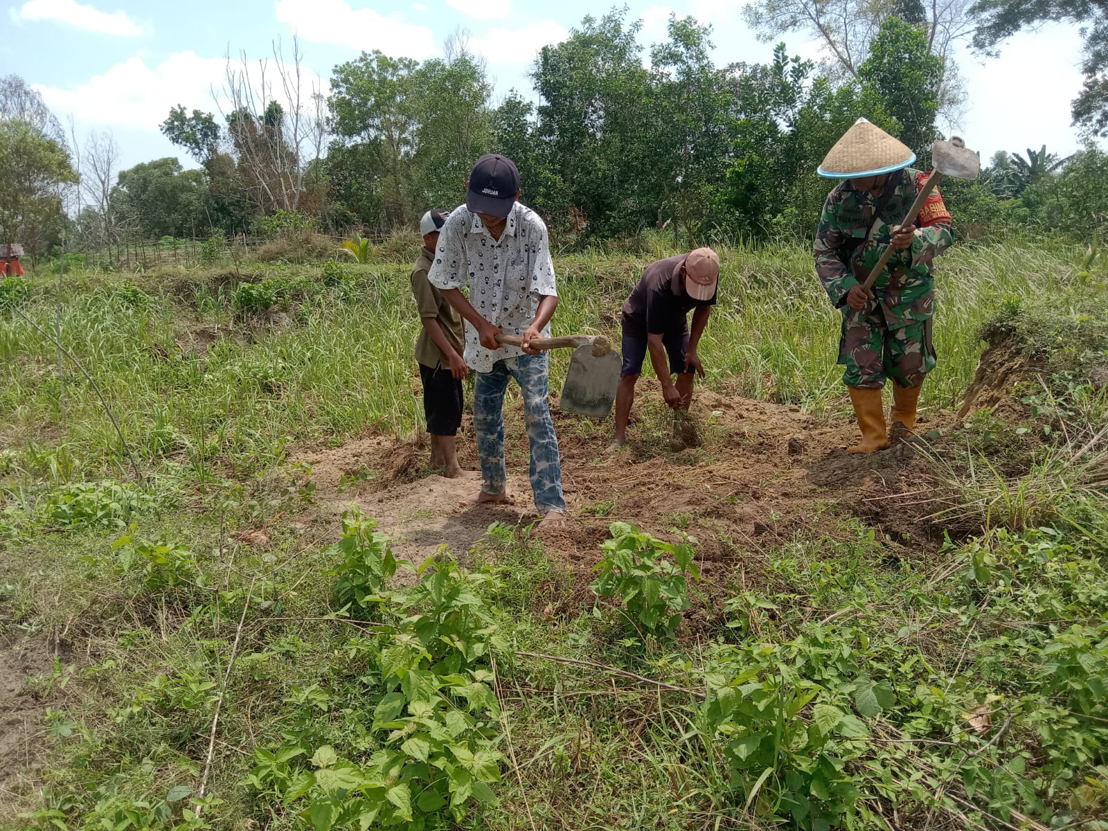 Beri Edukasi, Serka Suandi Datangi Petani Jeruk Nipis