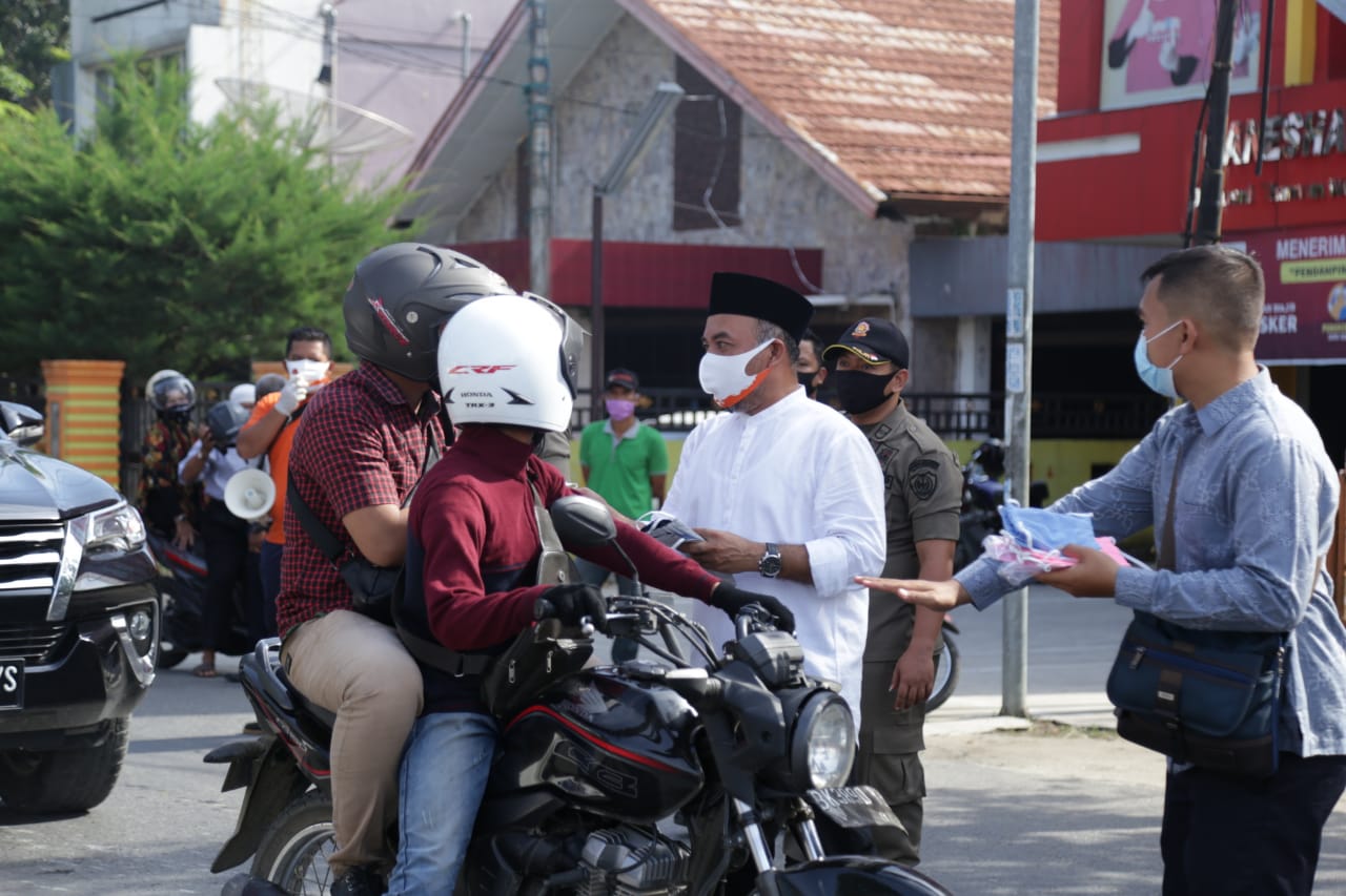 Bupati Labuhanbatu Bagikan 5000 Masker di Bundaran Simpang Enam