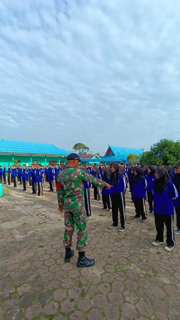 Babinsa Kelurahan Bukit Kapur Latih Siswa SMKN 3 Dumai Tingkatkan Disiplin