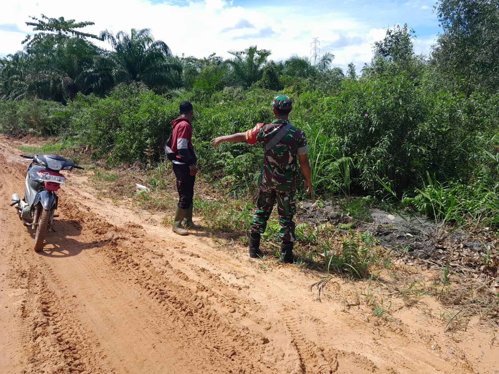 Pelaksanaan Giat Cegah Karhutla Terus Dilakukan Oleh Sertu Aslim Lubis