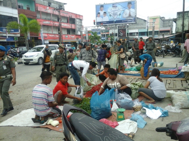 Trauma, PKL Jalan Ombak Dumai Gulung Dagangan saat Didatangi Satpol PP