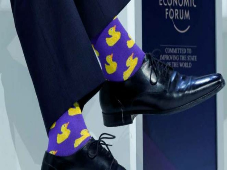 Heboh PM Kanada Pakai Kaus Kaki Bebek Warna-warni di WEF