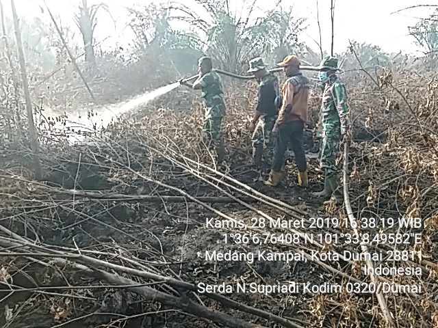 Kodim 0320/Dumai Lakukan Pemadaman Karlahut di Kecamatan Medang Kampai