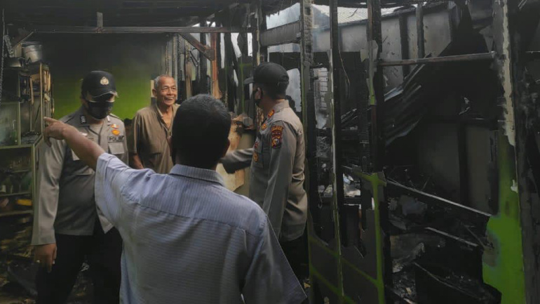 Dua Unit Rumah Terbakar di Jalan Sederhana Gang Prapat