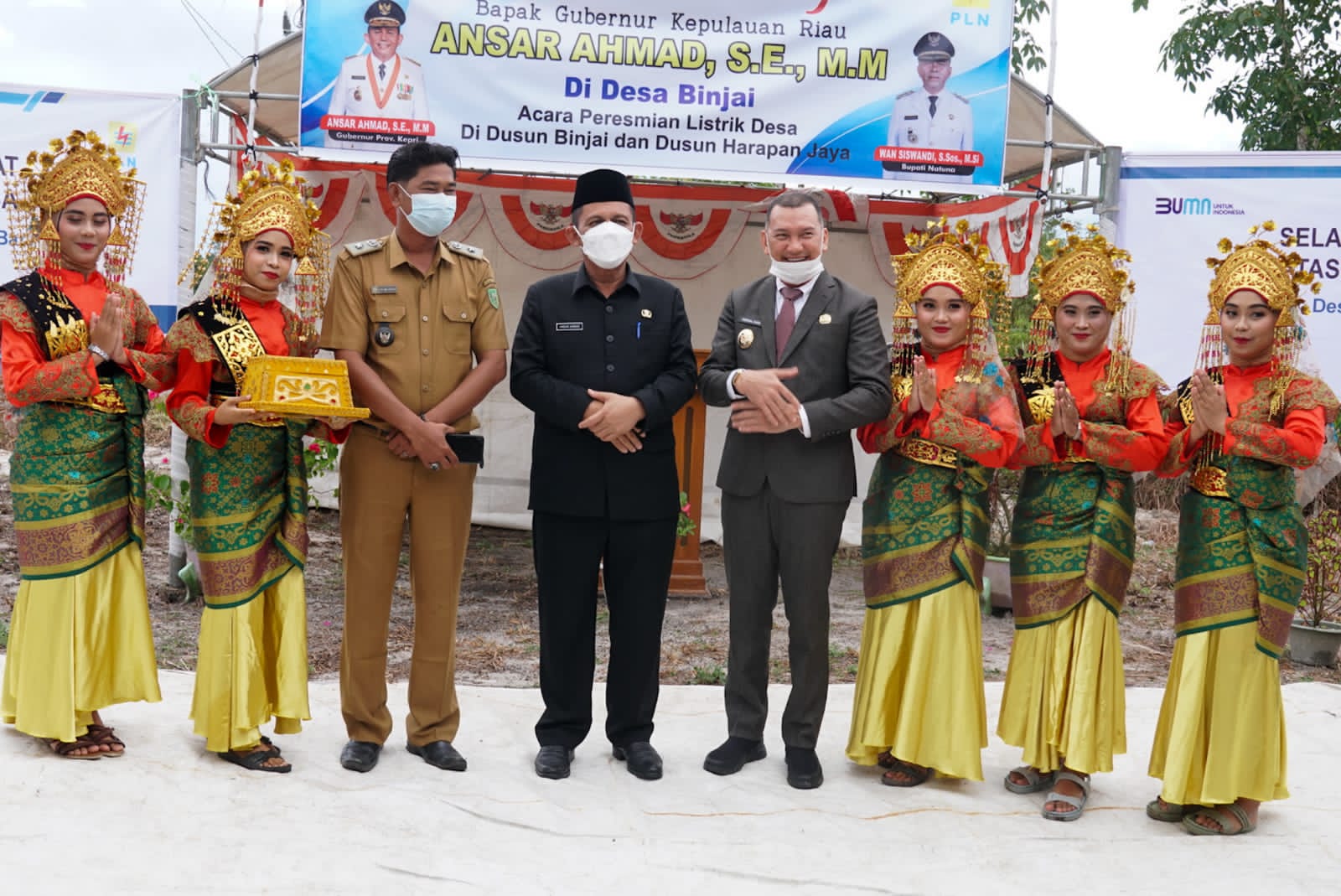 Gubernur Resmikan Listrik Masuk Desa di Dua Dusun di Natuta