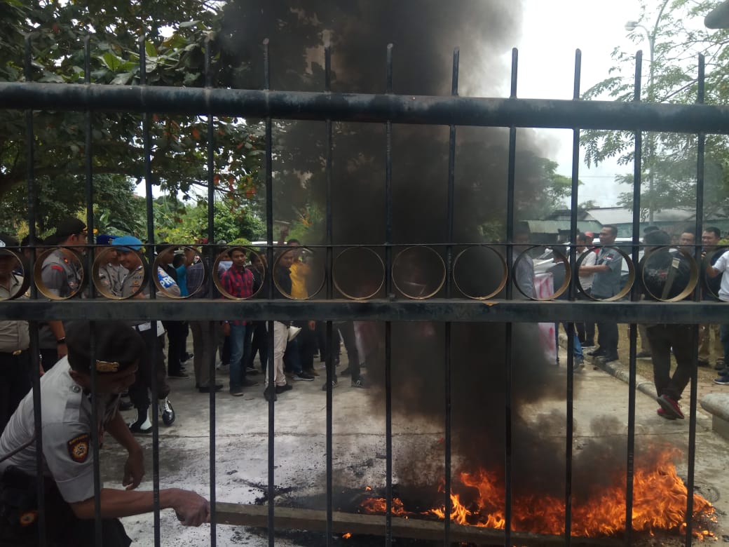 Rapat Paripurna Pengucapan Sumpah Janji Anggota DPRD Pelalawan Diwarnai 2 Aksi Demo