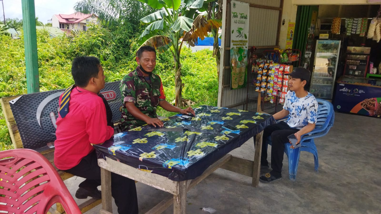 Sertu Abu Kasim Ingatkan Masyarakat Untuk Menerapkan Prokes Jika Keluar Rumah