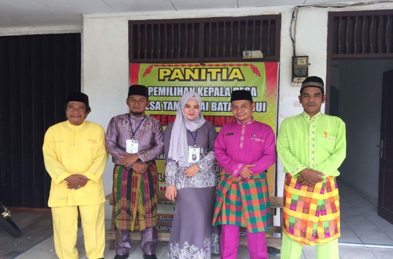 Panitia Pilkades Desa Batang Dui memakai busana Melayu lengkap