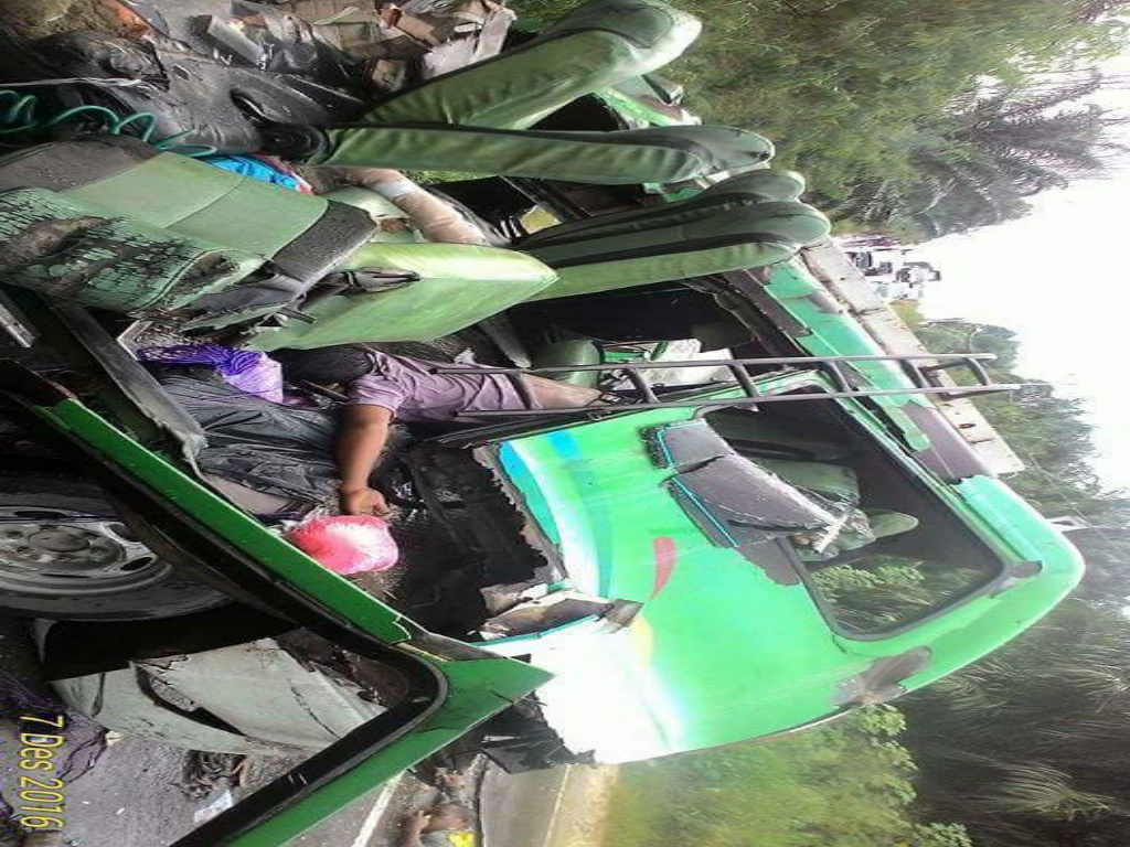 Empat Orang Tewas Tiga Luka Berat! Kecelakaan Maut Antara Minibus, Truk Fuso, Strada, dan Truk Tront