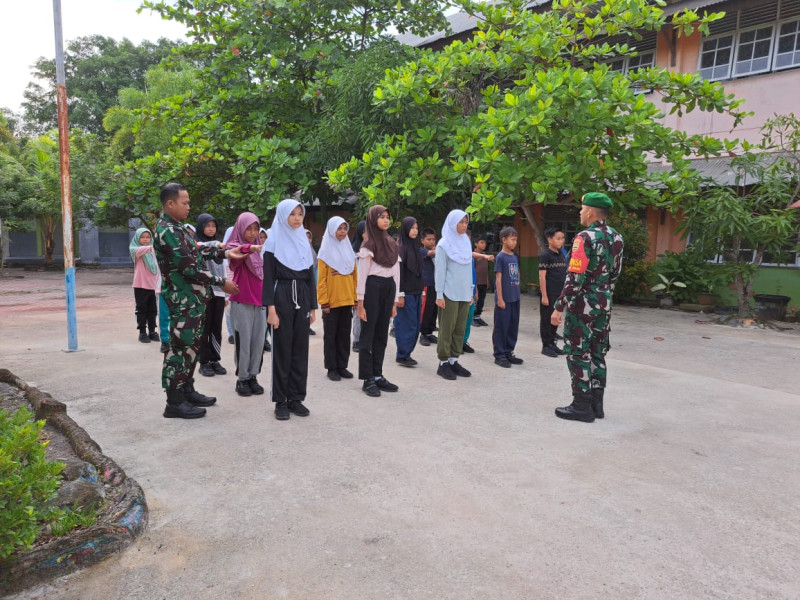 Anggota Koramil 01/Dumai Latih PBB untuk Siswa SDN BINSUS Kota Dumai