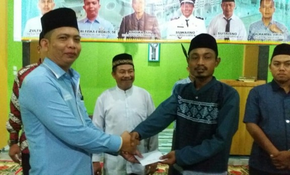 KNPI Rohul Santuni Anak Yatim dan Bantu Masjid