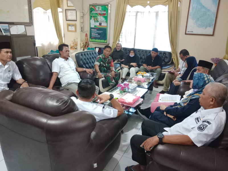 Pastikan Wilayah Binaannya Aman Dari Segala Bentuk Tindak Kejahatan, Serda Bambang Irwanto Laksanakan Komsos Dengan Perangkat Kelurahan