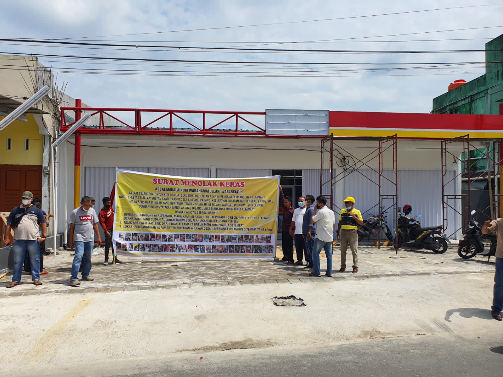 Tolak Pendirian Alfamart, Warga Syarif Kasim Pasang Baliho Penolakan Pendirian Minimarket