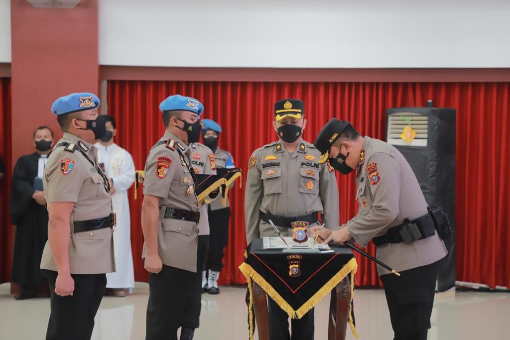 Kapolda Irjen M Iqbal Pimpin Serah Terima 4 Pejabat Utama Dan 2 Kapolres Jajaran Polda Riau