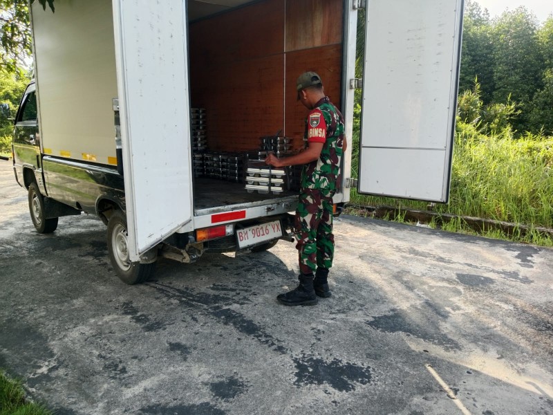 Babinsa Koramil 06/Merbau Dampingi Distribusi 3.023 Porsi Makan Bergizi di Kepulauan Meranti