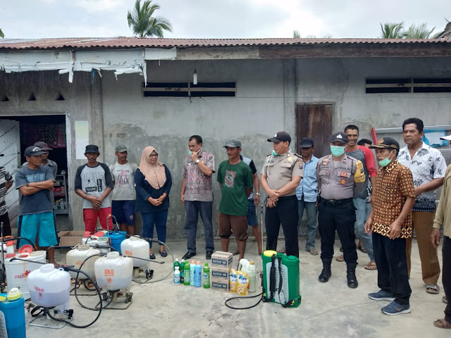 Kecamatan Panai Hulu Semprotkan Disinfektan di Sejumlah Fasilitas Umum