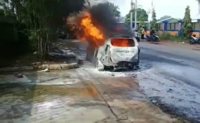 Bawa Jeriken Bensin, Minibus di Bogor Meledak dan Hangus Terbakar
