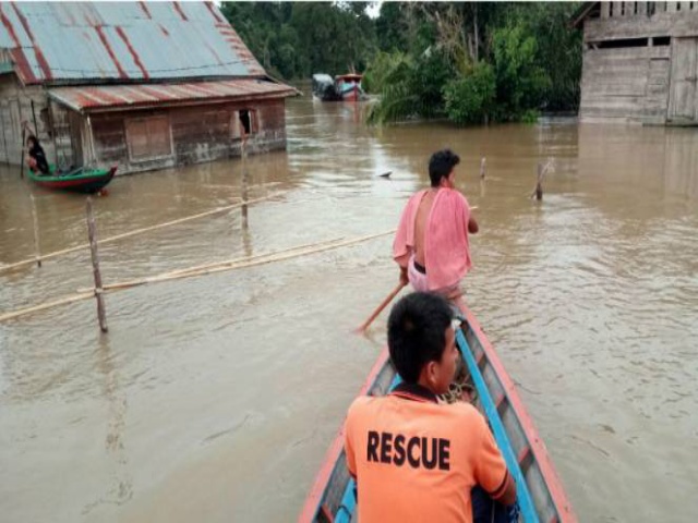 Jalan Putus Terendam Banjir, Aktivitas Warga Muba Lumpuh