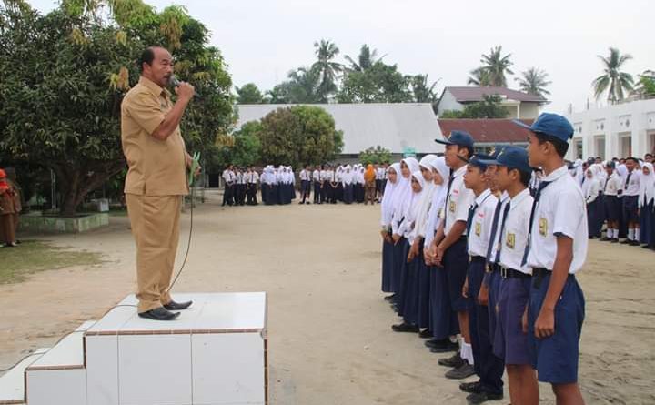 Plt Kadis Pendidikan Menyerahkan 196 KIA Kepada Siswa/Siswi SMP Negeri 1 Rantau Selatan