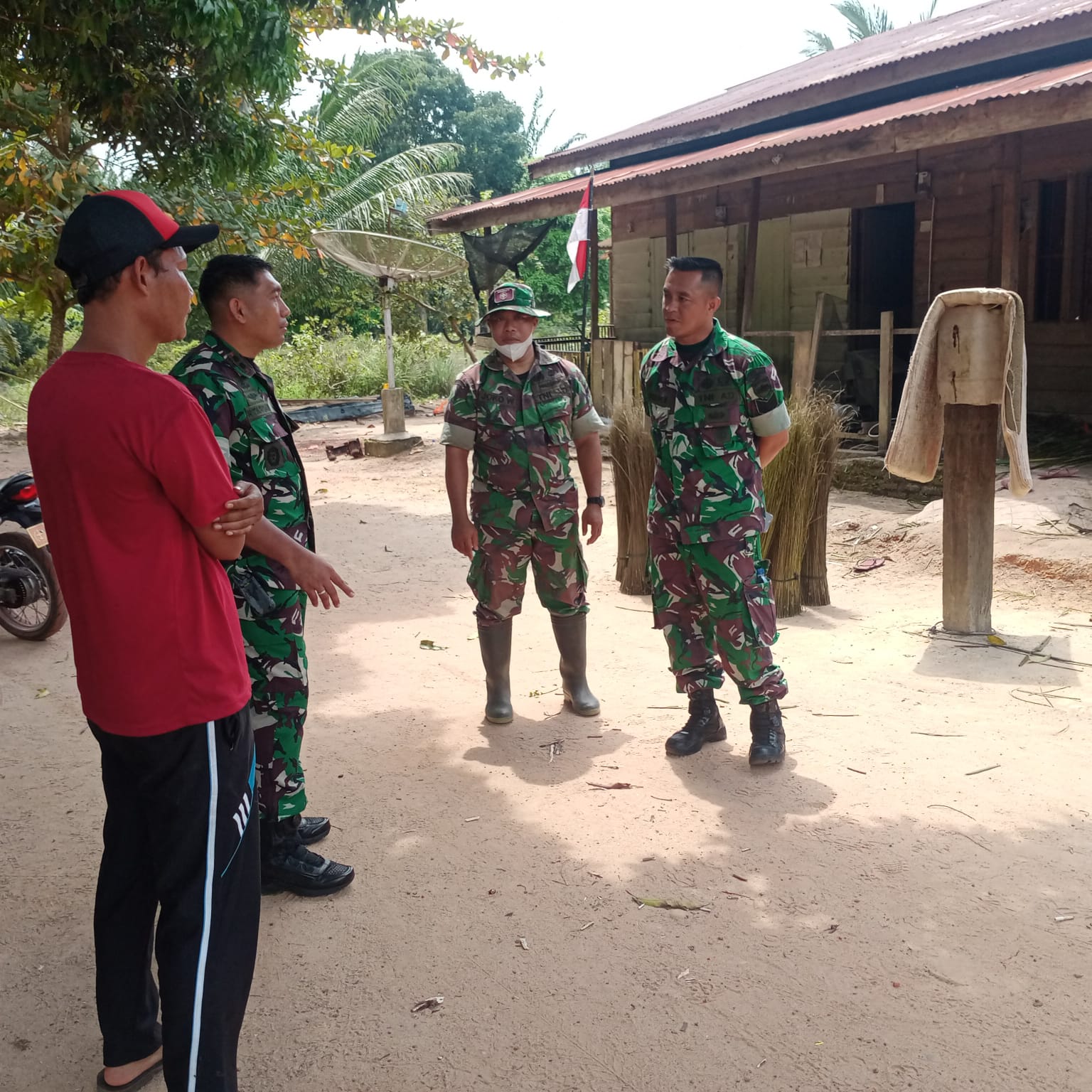 Gairahkan UMKM, Letkol Arh Hermansyah Kunjungi Pengrajin Sapu Lidi